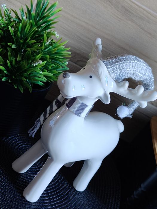 Figurka świąteczna renifer biały z szalikiem home&you