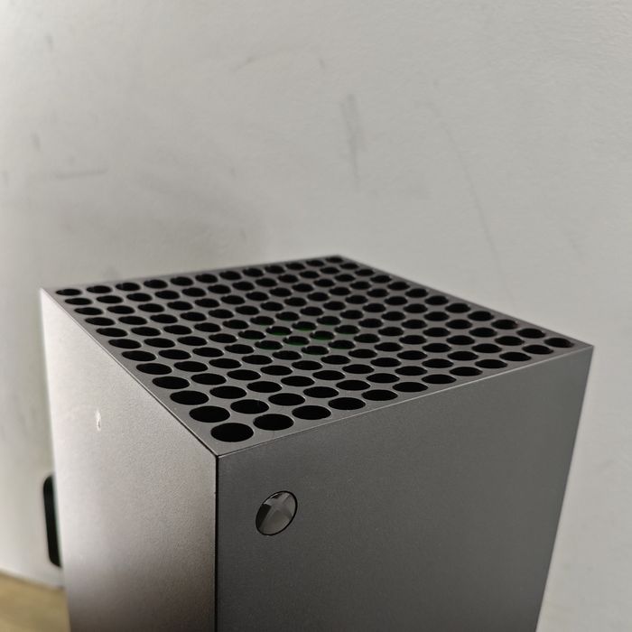 Xbox Series X 1TB – Como Nova + 2 Comandos (Edição Especial Nocturnal