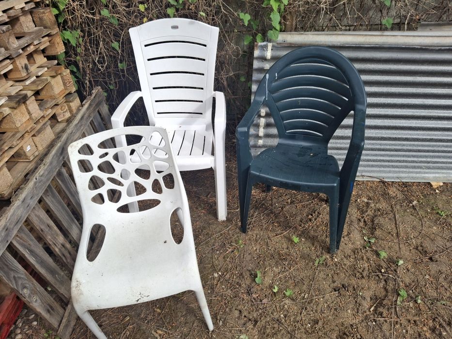 Tres cadeiras de plastico FORTES