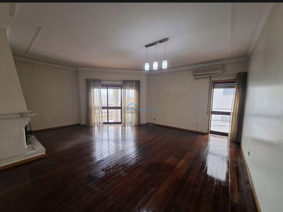 Apartamento T4 c/ garagens e sotão