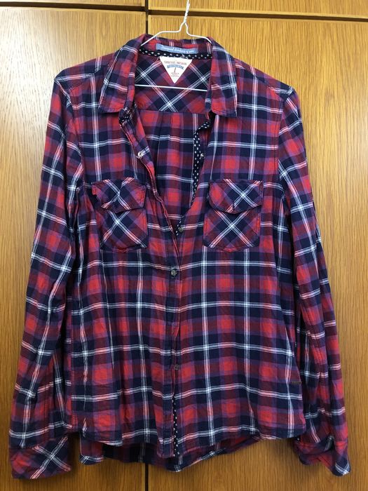 Camisa xadrez vermelha e azul