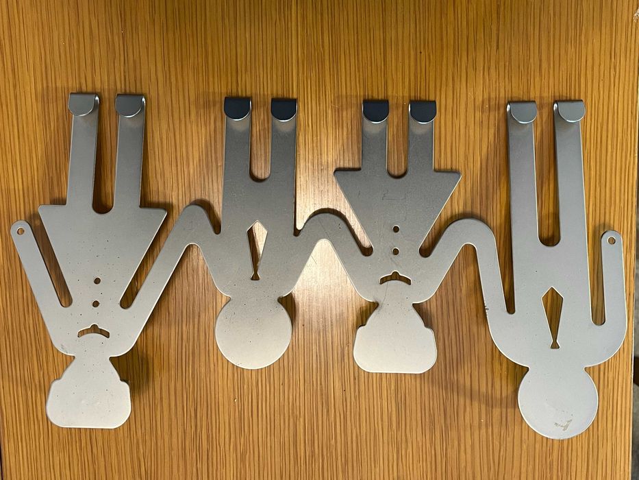 Cabides metálicos para porta