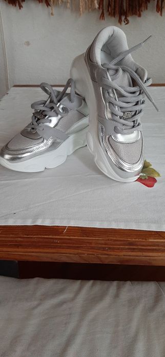 Ténis prateados e brancos n° 37
