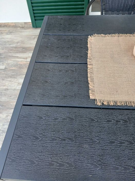 Mesa de jardim cinzenta