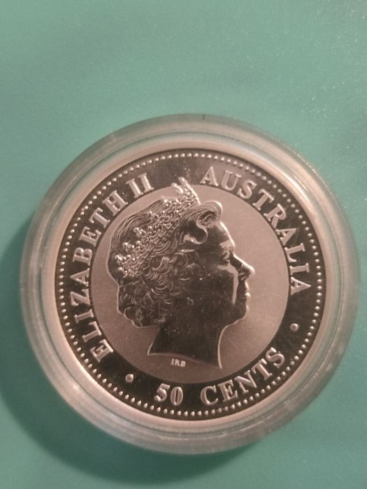 Продам монету лунар серебро  999 проби