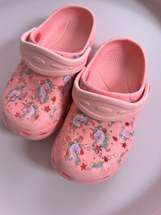 Тапочки типу крокси шльопанці