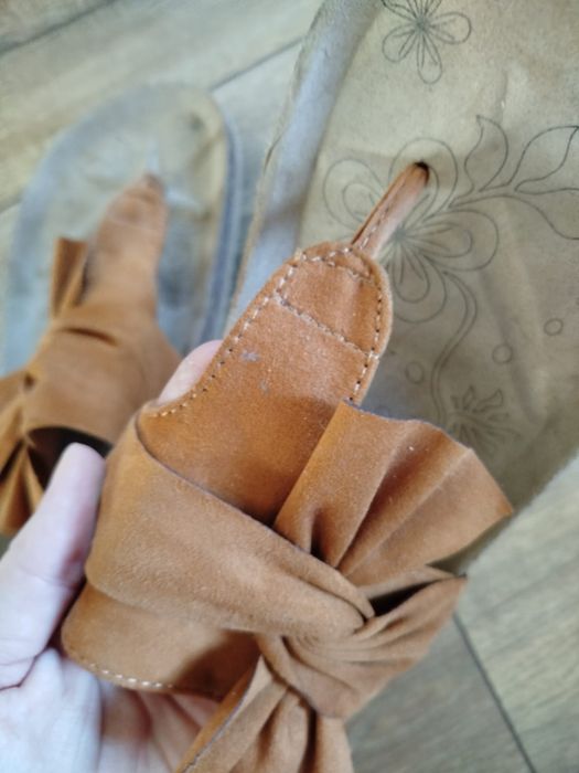 Zamszowe klapki japonki