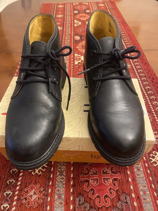 Botas de jovem em couro.