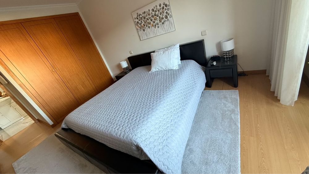 Quarto de casal em muito bom estado sem colchai