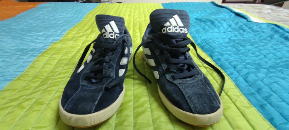 Sapatilhas Adidas de menino em pele natural tam. 35.5 excelentes