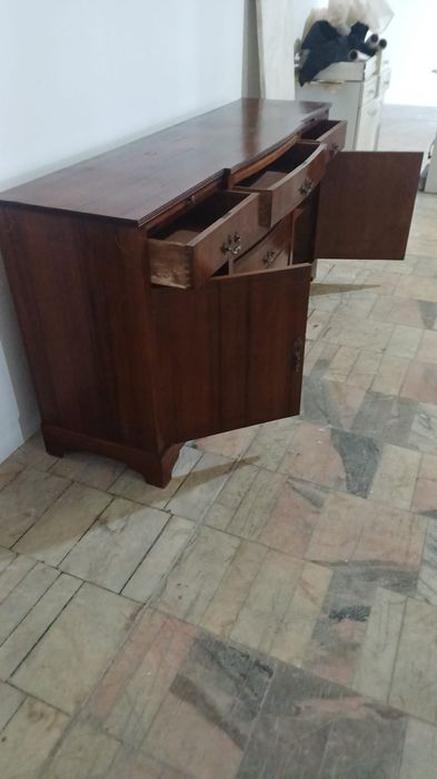 Aparador em Madeira Maciça