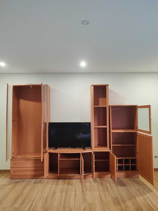 Mobília de sala cor de cerejeira com cristaleira (c/ iluminação)