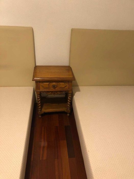 Comoda e Mesa de Cabeceira Madeira e entalhada (Otimo pra projeto DIY)