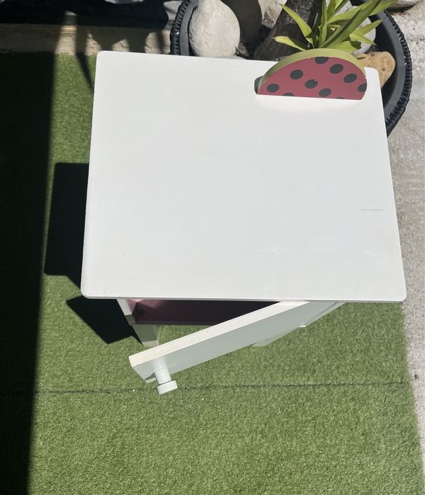 Duas mesas de cabeceira para crianca brancas