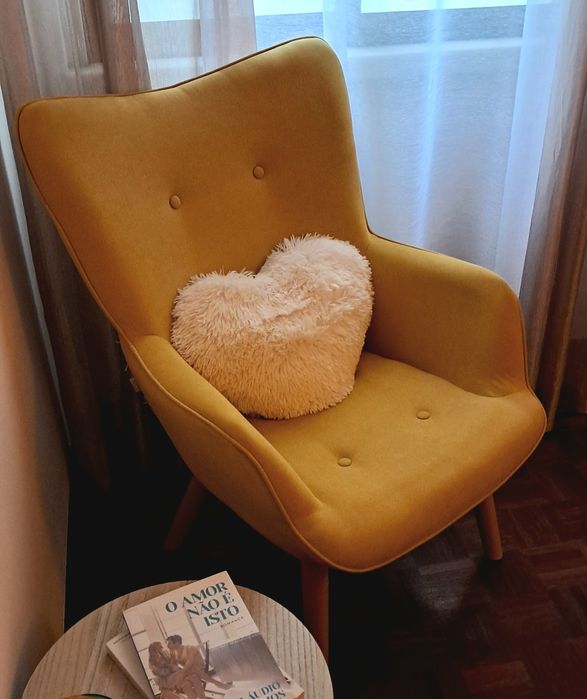 Elegante Poltrona em tecido