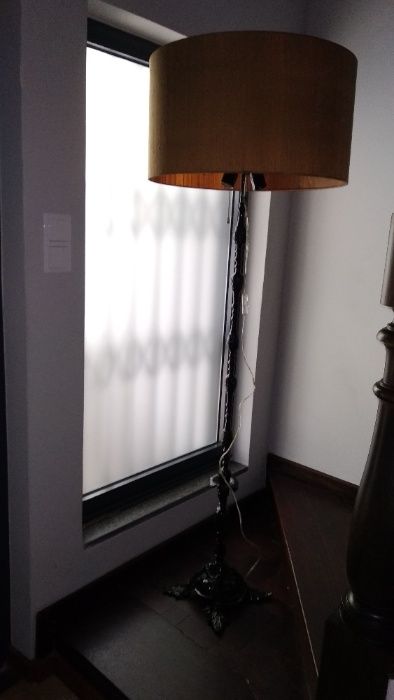 Candeeiro de pé alto