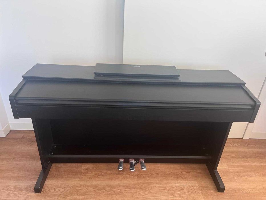 piano Yamaha usado como novo