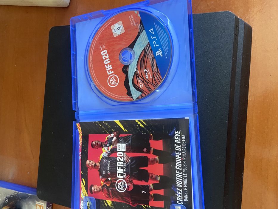 PlayStation 4 com 2 comandos e jogos