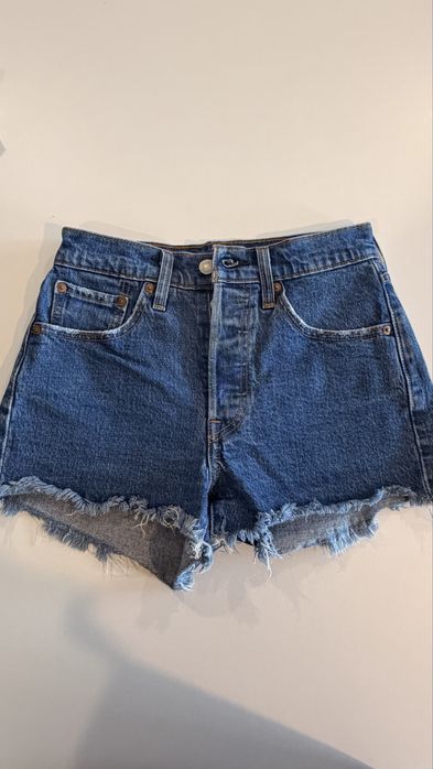 Продам джинсовые шорты Levis 24 размер