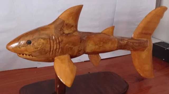 Escultura de tubarão em madeira