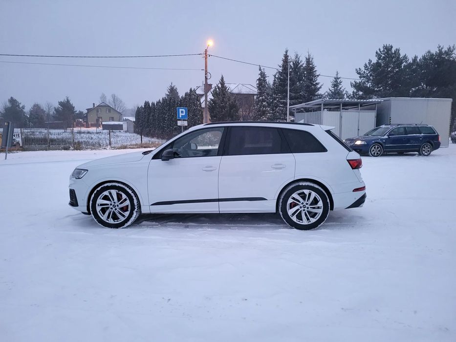 Audi SQ7 mocno uszkodzona