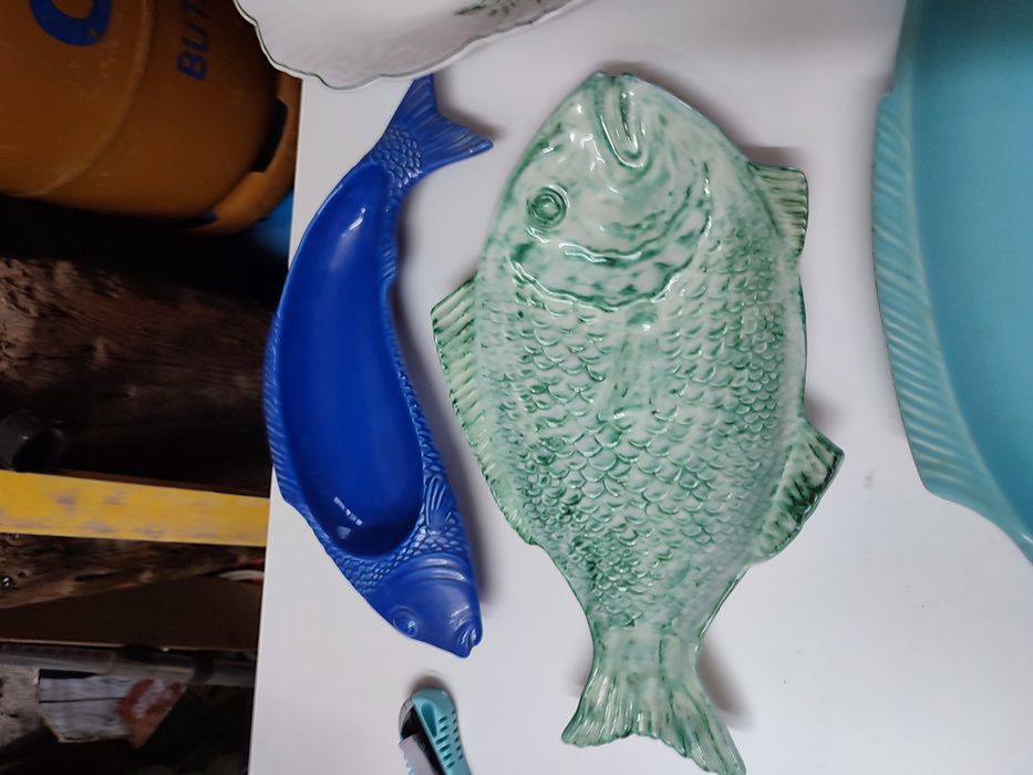 Peças de louça com design de peixe.