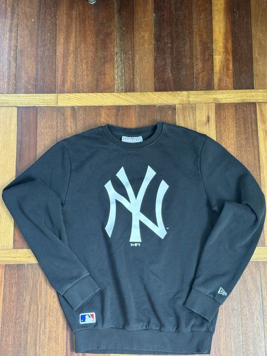 Світшот від бренду New Era — модель Team Logo Crew, присвячена команді New York Yankees.