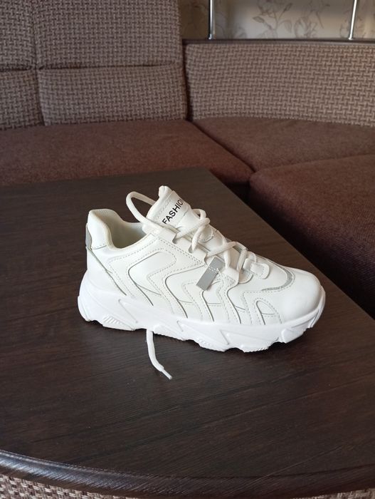 Нові білі стильні кросівки