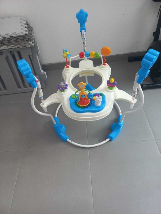 Saltador com centro de atividades