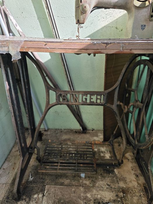 Maquina de costura antiga com estrutura em ferro