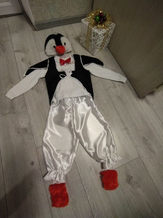 Здам на прокат костюм пінгвінчика та дитячу сукню