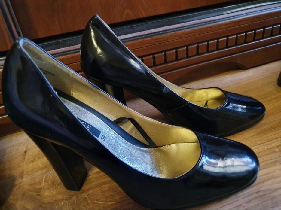 Туфлі лакові  НОВІ 39 розмір