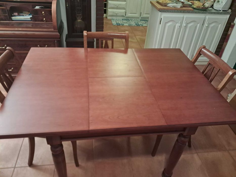 Mesa de jantar, em cerejeira