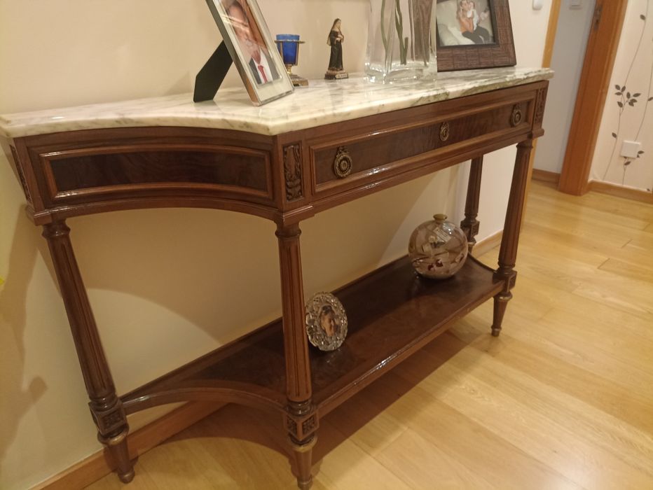 Móvel em madeira maciça e espelho