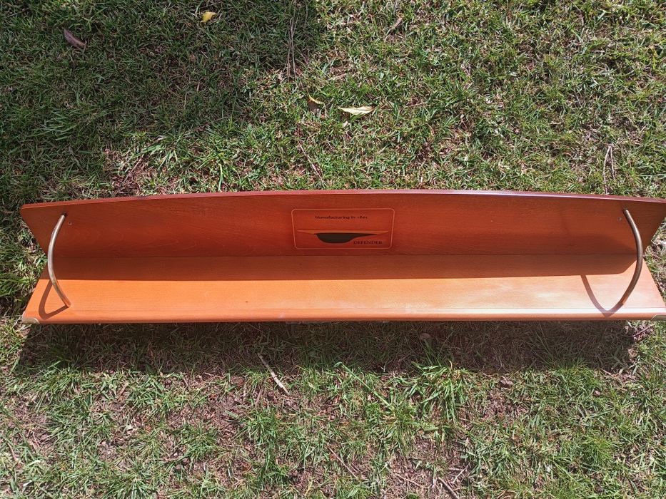Estante em madeira maciça cerejeira aplicação á parede, motivos dourados.
Medidas: 152/20/25cm altur