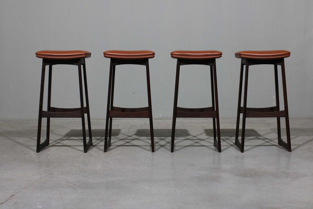 Conjunto de 4 bancos bar nórdicos em teca