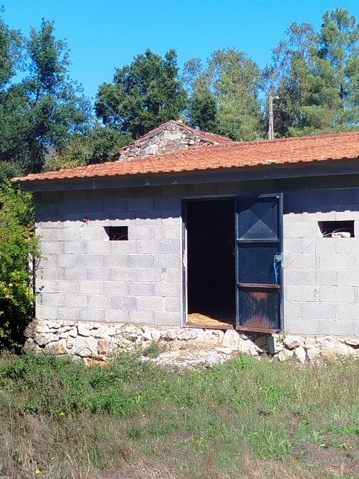 Terreno perto da barragem, sítio sossegado com 2 construções e água e eletricidade em Fornelo Arcozelo das Maias