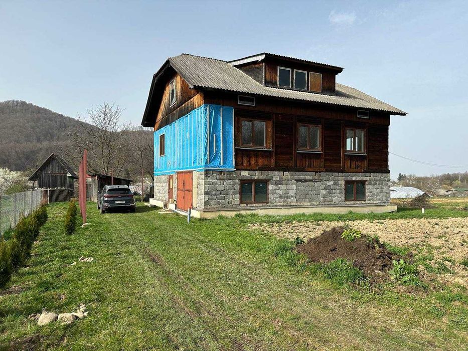 Будинок біля гір