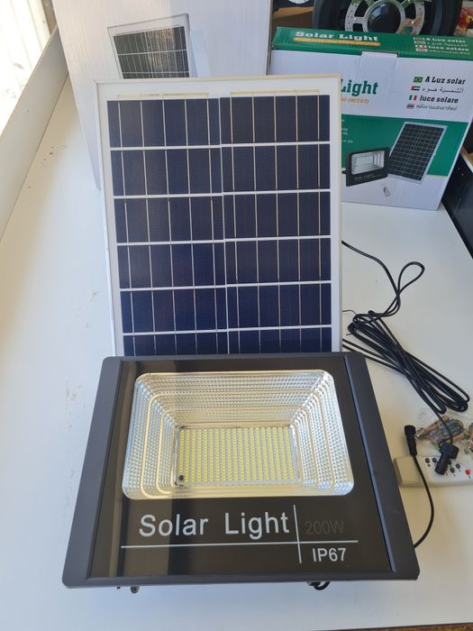 Holofote luz solar com sensor 200 led novo