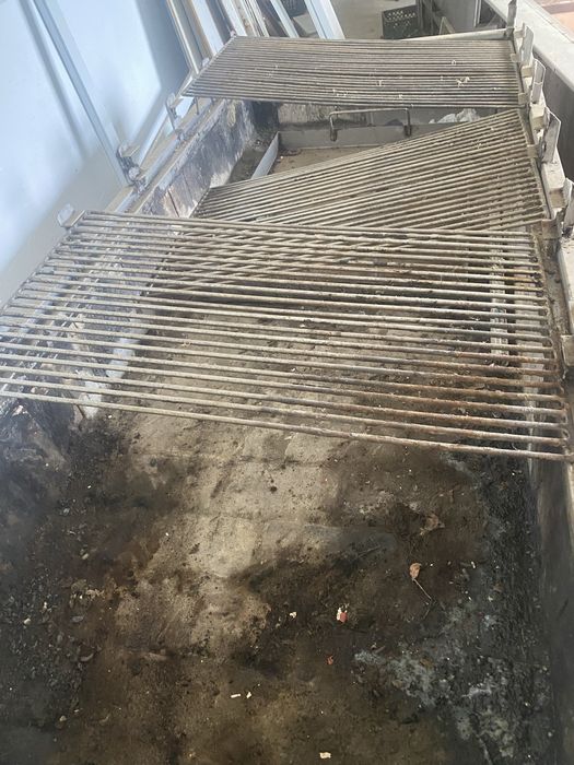 Tres grelhadores a carvao