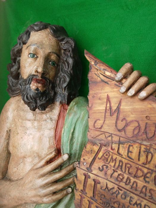 Imagem  do profeta  moises em retábulo séc  XVIII