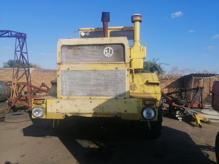 Кировец с плугом.