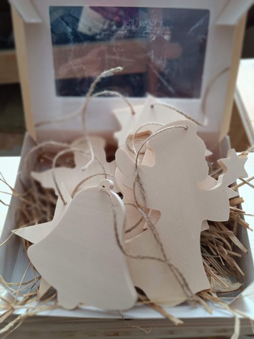 Zestaw drewnianych ozdób światecznych