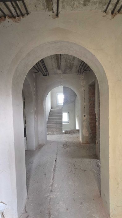 Продається добротний будинок у популярній серед покупців  локації