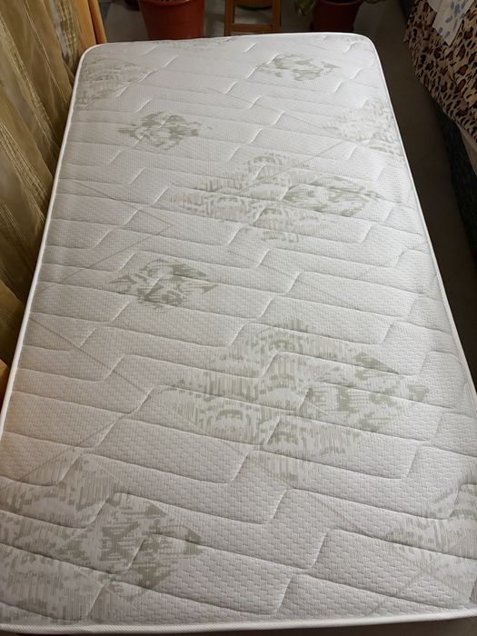 Vendo cama de solteiro Nova !