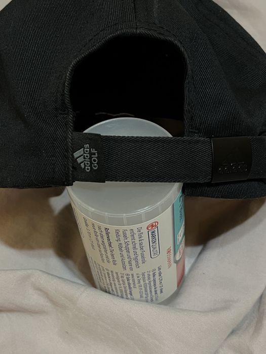 Czapka z daszkiem damska czarna Adidas Gold Coat Of Arms