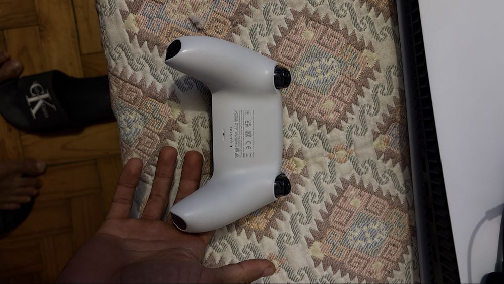 PS5 slim em perfeito estado com 1 comando em perfeito estado e com um fone gamer com menos de 1 mês de uso com a caixa e o talao de 3 anos de garantia