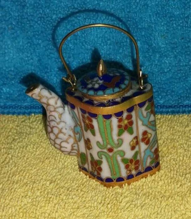 Bule em miniatura decorativo 
feito com a técnica de esmalte cloisonné