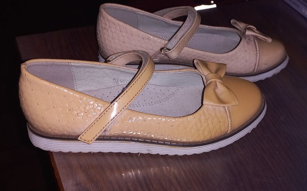 Бежевые туфли лаковые 33 размер 21 см