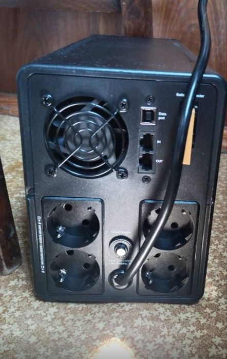 Бесперебойник APC 1600VA, 900W